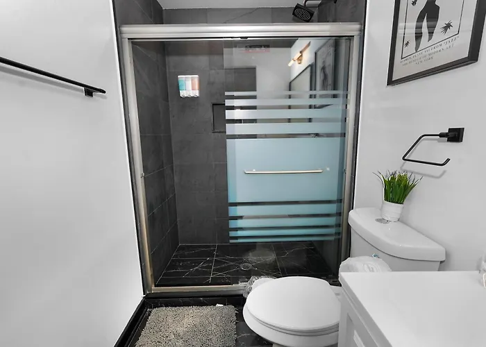 Апартаменты Spacious 6br Group Unit Near Mccormick & Lakefront *
