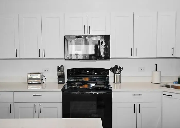 Апартаменты Spacious 6br Group Unit Near Mccormick & Lakefront *